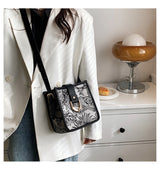 Bolso Cubo Canvas con Graffiti