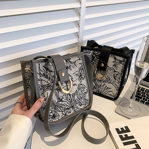 Bolso Cubo Canvas con Graffiti